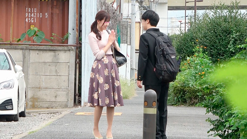 「【素人人妻】童貞筆おろしで禁断の不倫中出し！美人妻がママ友対抗で恥じらい逆ナンパ」のサンプル画像2枚目