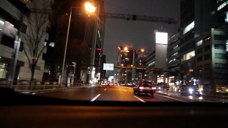 「宮村ななこのハメ撮り動画｜長身スレンダー巨乳美女がミニスカ姿で魅せる恥じらいプレイ」のサンプル画像20枚目