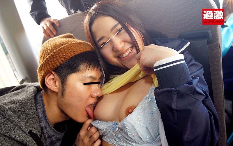 「ビッチな女子校生マネージャーが部活合宿で乱交&野外露出プレイに挑戦する衝撃映像」のサンプル画像2枚目