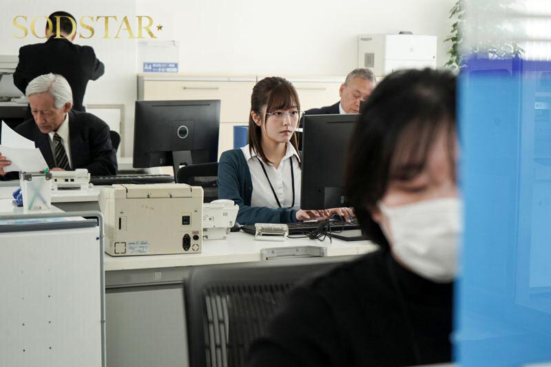 「眼鏡OL青空ひかりが同僚の前で中出しされる屈辱的な職場カスハラ対応」のサンプル画像3枚目