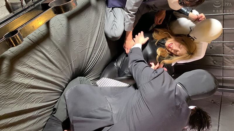 「有賀みなほが挑む拘束くすぐりSM！お姉さん系女優の拷問プレイ動画が話題」のサンプル画像7枚目