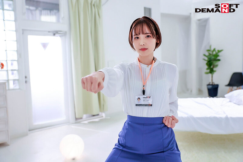 「柴崎はる スレンダー美女がビジネススーツ姿でAVデビュー!照れ屋なショートカット社員の大胆プレイ」のサンプル画像4枚目