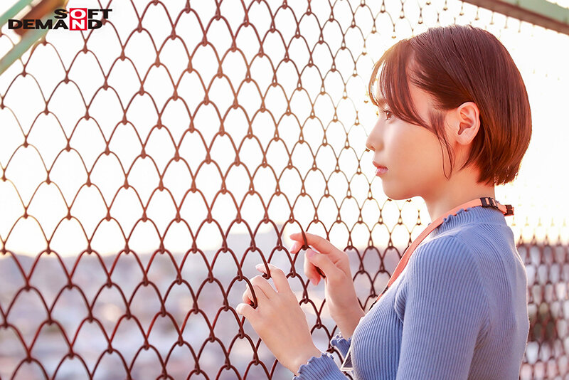 「柴崎はる スレンダー美女がビジネススーツ姿でAVデビュー!照れ屋なショートカット社員の大胆プレイ」のサンプル画像6枚目