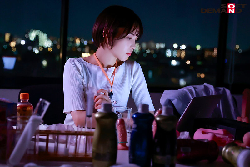 「柴崎はる スレンダー美女がビジネススーツ姿でAVデビュー!照れ屋なショートカット社員の大胆プレイ」のサンプル画像9枚目