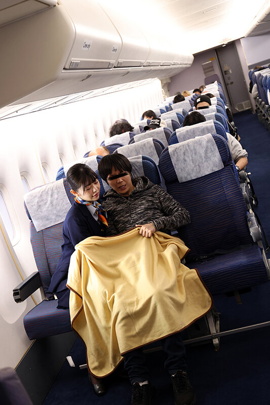 「スレンダー美人CAとホテルでハメ撮り中出し!スチュワーデスコスプレの濃厚プレイ」のサンプル画像5枚目