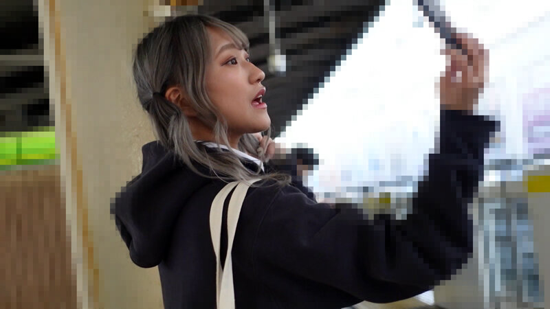 「【素人JK】制服女子校生ギャルの電車パンチラ盗撮からハメ撮り中出し3Pまで完全収録」のサンプル画像4枚目