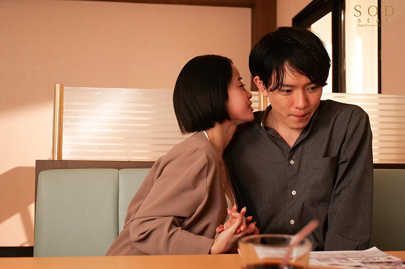 「【MINAMO】巨乳OL痴女が騎乗位で中出しNTR！彼氏を寝取る不動産レディの誘惑プレイ」のサンプル画像4枚目