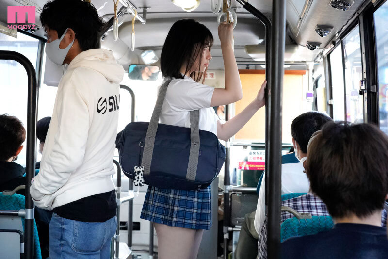 「石原希望が制服姿でパイズリ＆潮吹き！感じすぎて中出しされる痴漢プレイ動画」のサンプル画像1枚目