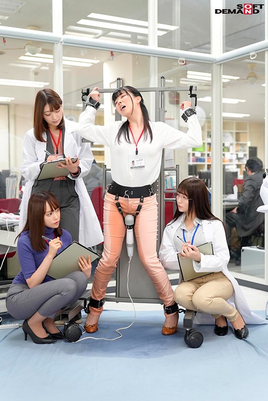 「巨乳OL中山琴葉・佐藤ののからが超高速電マで羞恥絶頂！ローションまみれの社内実験」のサンプル画像2枚目