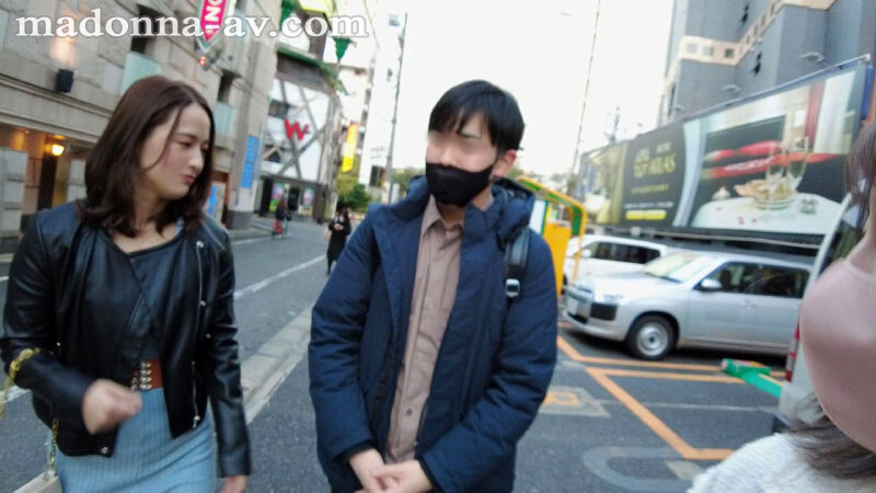 「【向井藍】痴女人妻が逆ナンパで中出し懇願!熟女の誘惑に耐えられない男たち」のサンプル画像11枚目