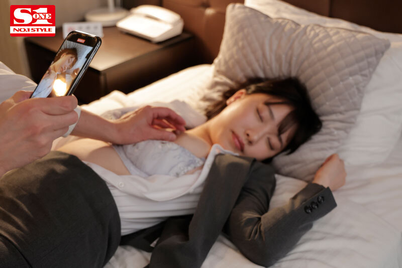 「安達夕莉のGカップ巨乳パイズリで絶頂アクメ連発！NTR濃厚キス性交で何度もイカされる新入社員」のサンプル画像3枚目