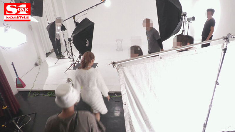 「三上悠亜の巨乳密着ドッキリ企画!即ハメ&フェラで攻める前代未聞のサプライズ撮影」のサンプル画像3枚目