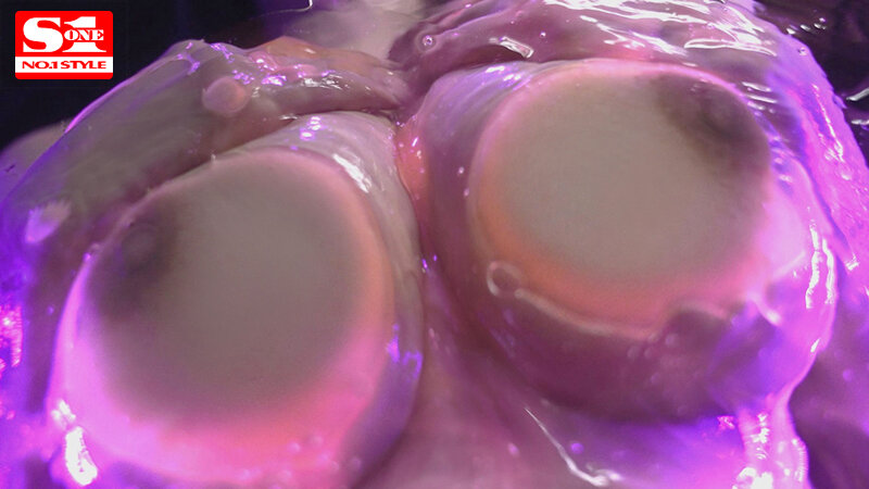 「三上悠亜のローションパイズリが凄い！巨乳アイドルのヌルヌル奉仕プレイに悶絶必至」のサムネイル