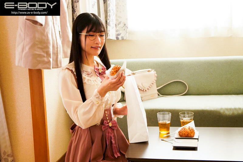 「胡桃さくらの巨乳パイズリが最高！メガネ美少女女子大生オタク彼女との濃厚プレイ」のサンプル画像2枚目