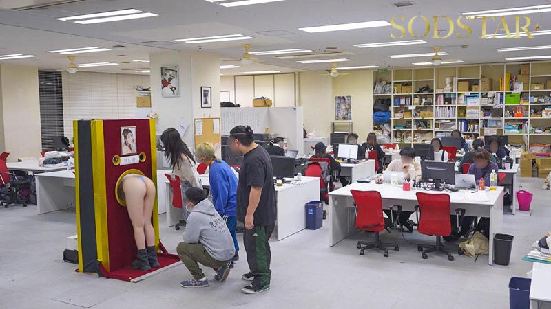 「神木麗の美尻にバックで中出し！尻フェチ必見の壁尻パネル出張レンタル密着ドキュメント」のサンプル画像16枚目