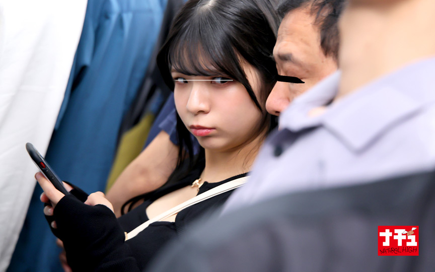 「【素人ギャル】巨乳美女が電車内で痴漢プレイ体験！興奮必至の集団イタズラ動画」のサムネイル