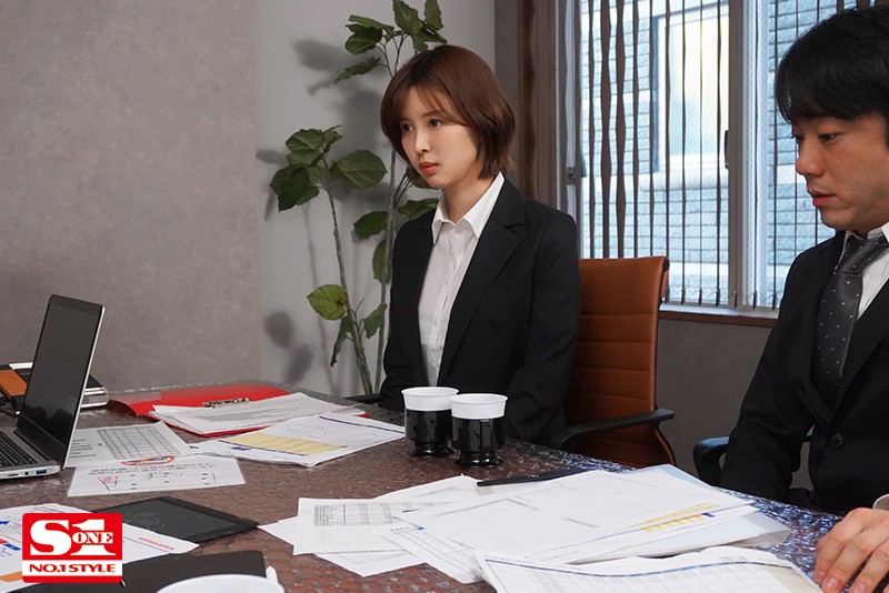 「葵つかさ｜巨乳OL上司が童貞部下を誘惑｜出張先ホテル相部屋で絶倫セックス」のサンプル画像1枚目