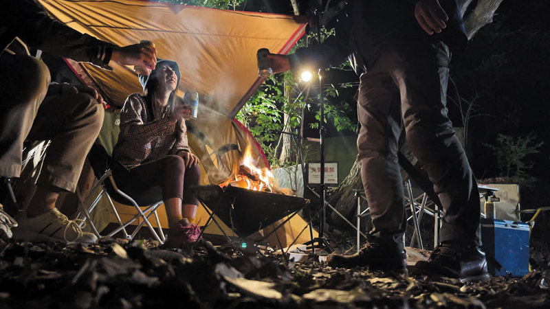 「【素人】女子ソロキャンプ女子をナンパして中出し3P!野外露出でテント内フェラも堪能」のサンプル画像2枚目